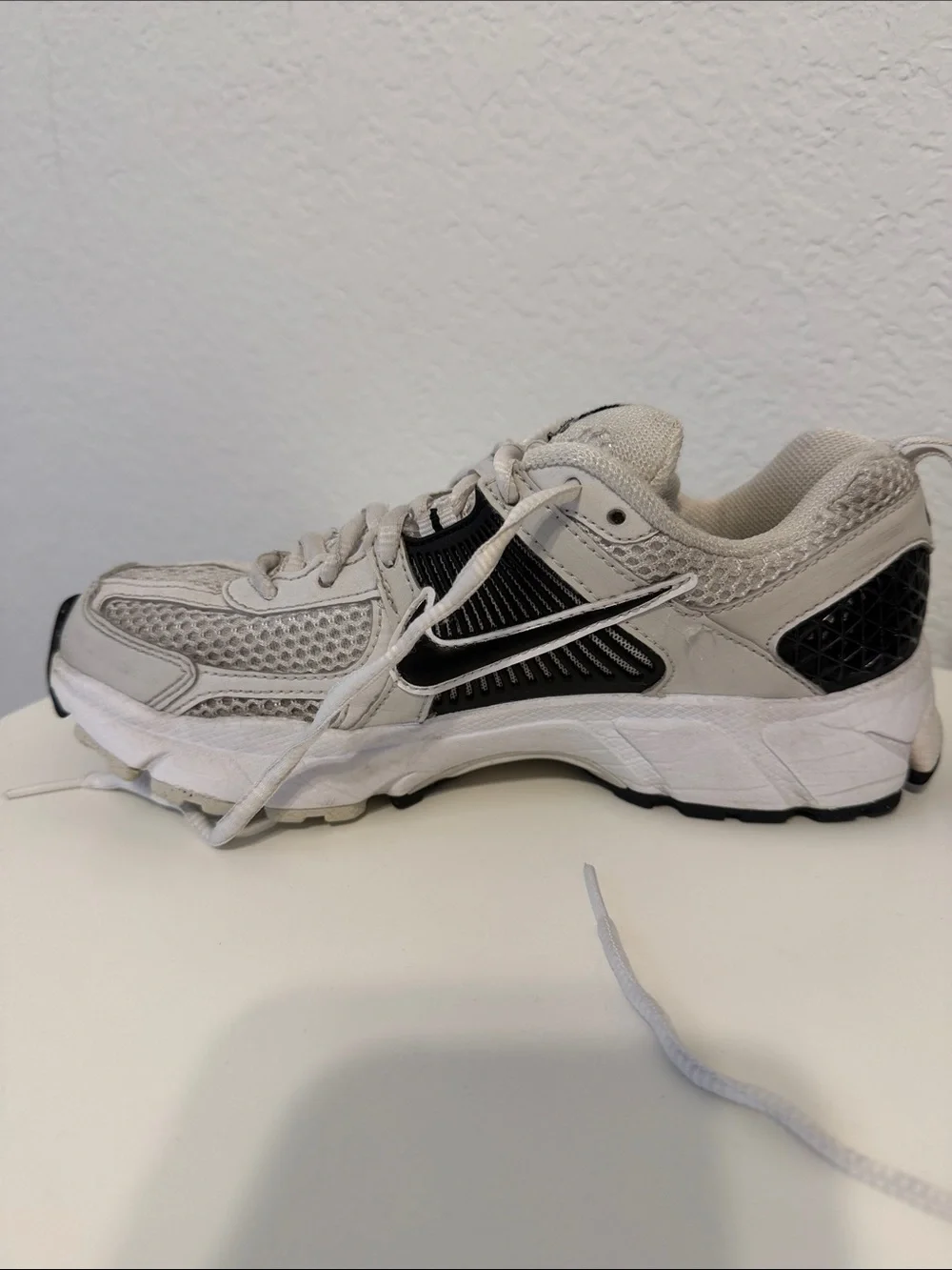 Nike Kids Zoom Vomero 5 - White, Gray & Black - Size 3Y